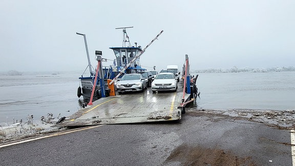 Im Hochwassergebiet bringt die Fähre Sandau Autos über die Elbe