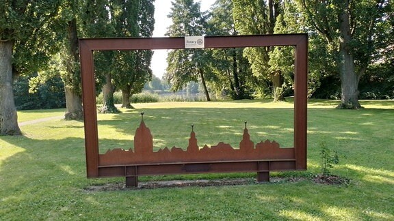 Bilderrahmen aus Metall mit der Silhouette der Gardelegener Altstadt - aufgestellt auf dem Gardelegener Wall.