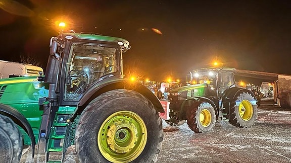  Mehrer Traktoren bei Nacht