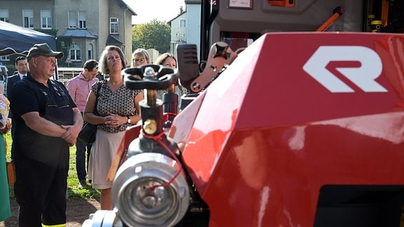 Wehrleiter Olaf Wendorff von der Feuerwehr Jeseritz erläutert Tamara Zieschang (CDU, 2.v.l), Sachsen-Anhalts Ministerin für Inneres und Sport, die Technik auf einem Feuerwehrauto beim "Tag der Feuerwehr"
