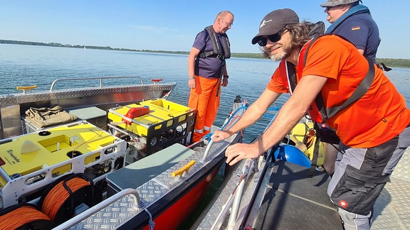 Die gelben Roboter werden mit einem Zusatzboot herangeführt und dann zu Wasser gelassen.