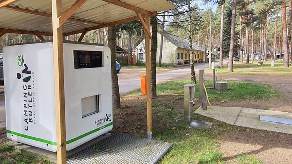 Automat, der Camping-Toiletten reinigt auf dem Campingplatz in Arendsee.