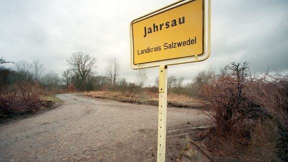 Ortsschild an einer alten Straße  weißt 2994 auf das einstige Dorf Jahrsau hin.