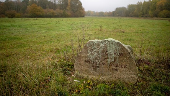 Ein Stein mit der verwitterter Aufschrift "...Hofstelle Wilhelm Vogler 1805 - 1945" steht 2019 an der Stelle, an dem sich einst der Ort Jahrsau befunden haben soll.