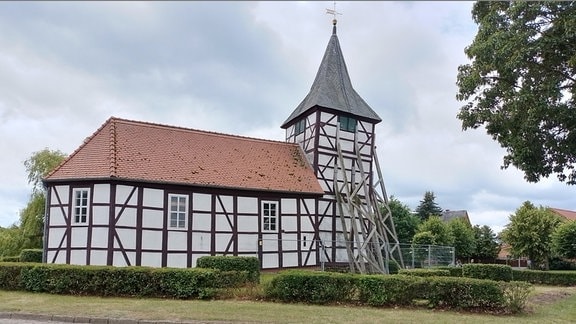Eine Fachwerkkirche, die abgestützt wird