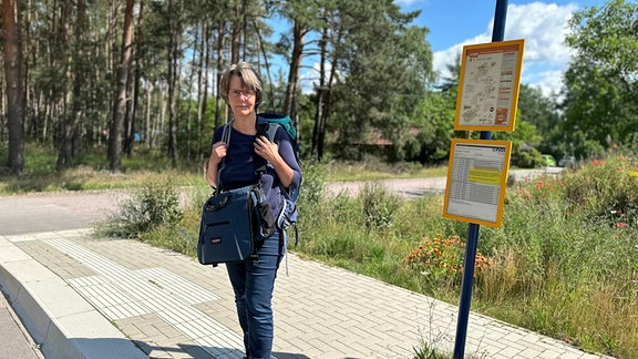 Eva Stützel mit ihrem Handgepäck, für das sie nun drei Euro zahlen soll. 