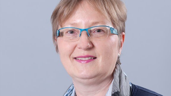 Eine Frau mit Brille