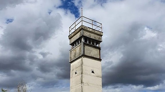 Ein Turm vor blauem Himmel.