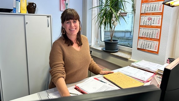 Stadträtin Nadine Schütte am Schreibtisch