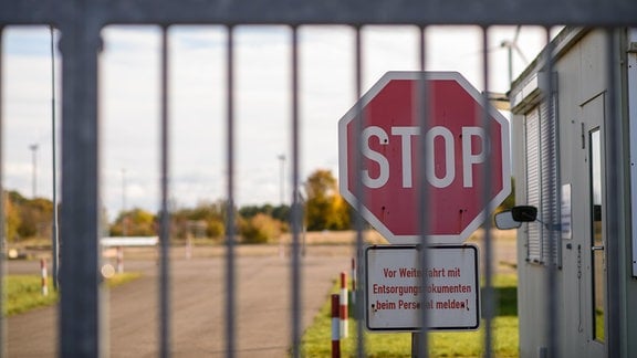 Ein Stopschild steht 2020 hinter dem Tor der Deponie Brüchau. 