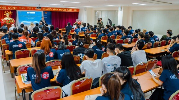 Das Projekt-Team zu Gast in einer vietnamesischen Sprachschule.