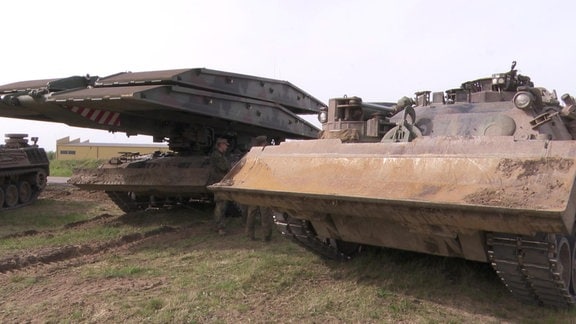 Brückenlegepanzer und Pionierpanzer des Panzerpionierbataillon 701 aus Gera