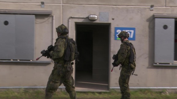 Tschechische Soldaten auf Patrouille in Schnöggersburg