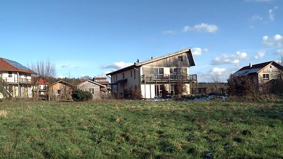 Blick auf Häuser des Ökodorfs Sieben Linden.