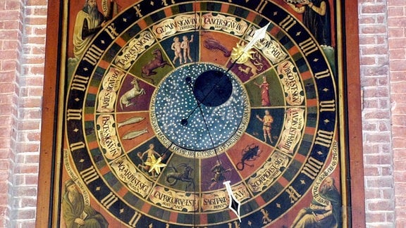 Eine 400 Jahre alte astronomische Uhr in der St. Marienkirche von Stendal.