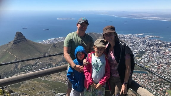 Eine Familie steht auf einer Aussichtsplattform in Südafrika