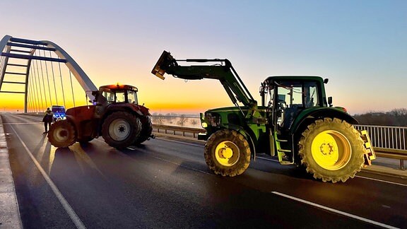 Traktoren bei der Bauerndemo bei Nacht