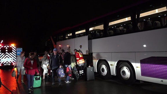 Der Bus der Reisegruppe aus Sachsen-Anhalt, der an der A81 in Baden-Württemberg zurückgelassen wurde, steht zusammen mit einem Rettungswagen auf dem Parkplatz Gerlinger Höhe.