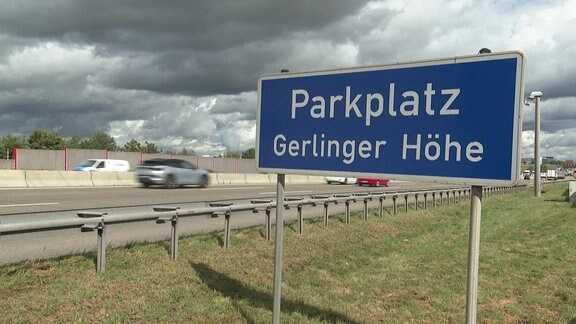 Schild des Parkplatzes Gerlinger Höhe an der A81 in Baden-Württemberg, auf dem ein Bus und Reisegruppe aus Sachsen-Anhalt zurückgelassen wurden.