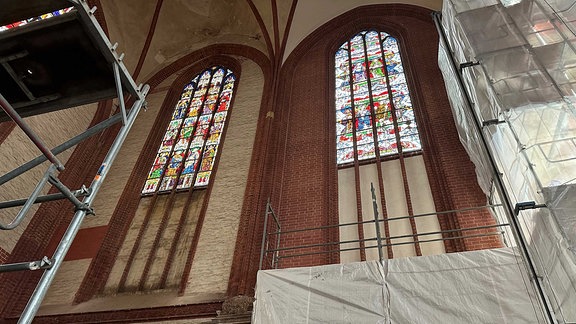 Bunte Kirchenfenster mit Baugerüsten