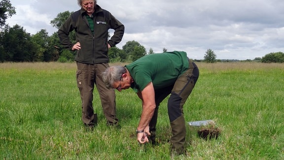 Biosphärenreservatschef Fred Braumann und Kollege Wolfgang entnehmen eine Bodenprobe.