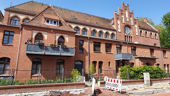 Die Frontseite des ehemaligen Gefängnisses von der Hallstraße aus gesehen