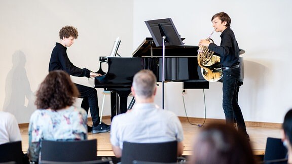 Teilnehmer Hannes Berg aus Nürtingen spielt bei einem Vorspiel im Rahmen des Bundeswettbewerbs "Jugend musiziert" auf seinem Horn im Kulturzentrum PFL und wird dabei von Jonathan Weber am Klavier begleitet. 