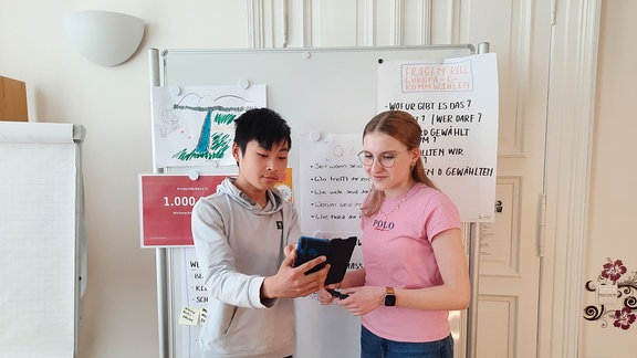 Emma Michelmann (14 Jahre alt) und Yicheng Lin (15 Jahre alt) im Büro der Jugendredaktion im "JFZ-Mitte" Stendal 