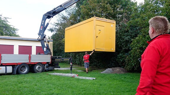 Ein gelber Container wird platziert