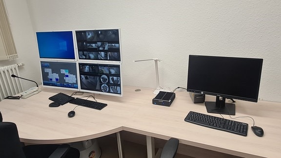 Dienstzimmer mit Monitor mit Bildern der Überwachungskameras