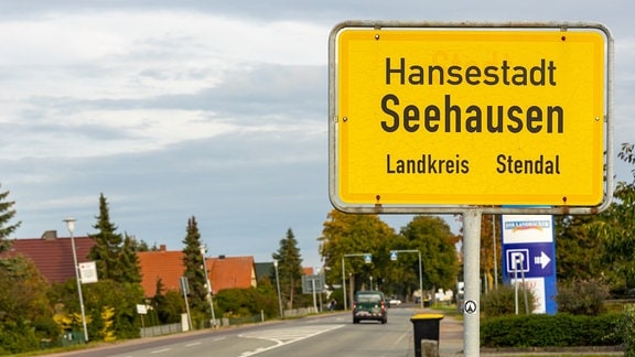 Blick auf das Ortseingangsschild der Hansestadt Seehausen im Landkreis Stendal