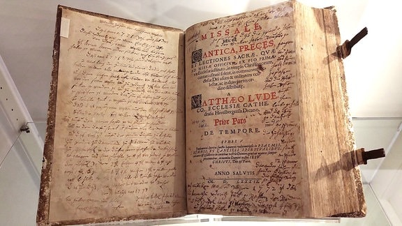 Ein aufgeschlagenes Buch aus dem späten 16. Jahrhundert.