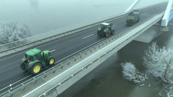 Drei Traktoren blockieren die Elbebrücke bei Tangermünde