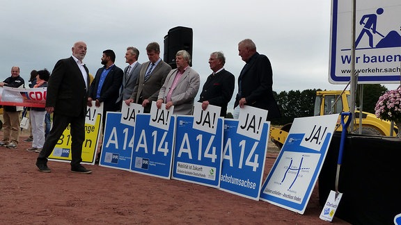 Politiker und Befürworter der Autobahn mit "A14 JA!"-Schildern
