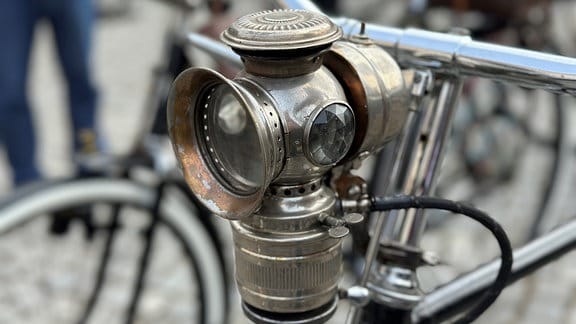 Zu sehen ist eine Fahrrad-Lampe, die einige Jahrzente alt ist. 