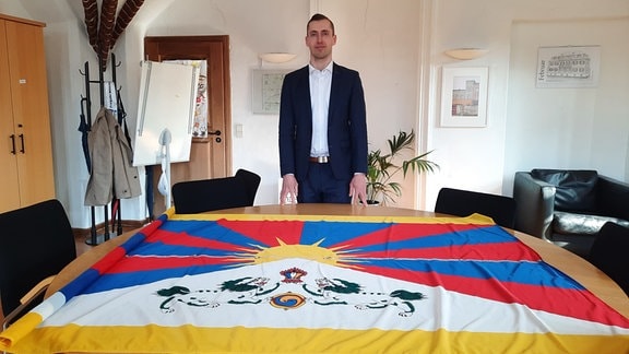 Oberbürgermeister Bastian Sieler mit Tibet Flagge