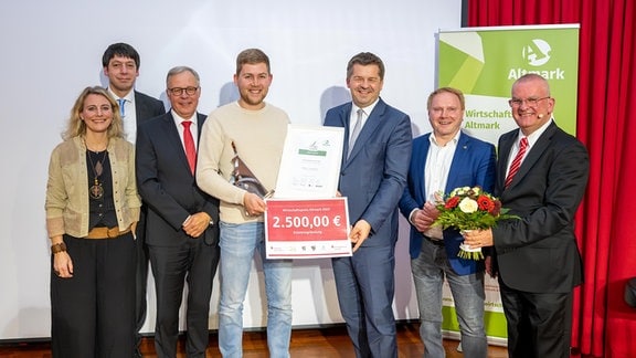 Die Preisträger des Wirtschaftspreises Altmark und Wirtschaftsminister Sven Schulze