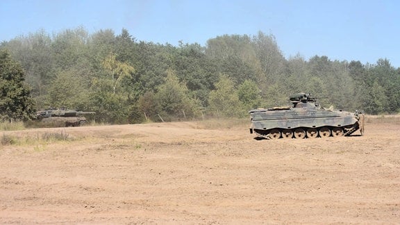 Ein Schützenpanzer führt durchs Gelände