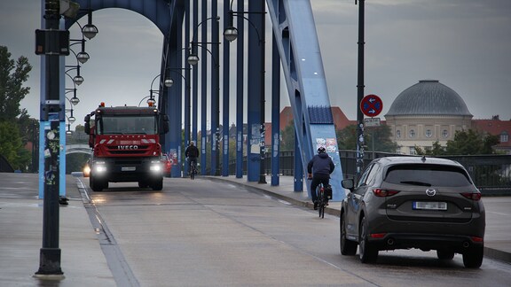 Autos und Radfahrer fahren über die STernbrücke Magdeburg.