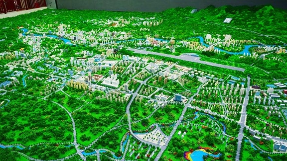 Ein Modell einer Stadtlandschaft im Grünen