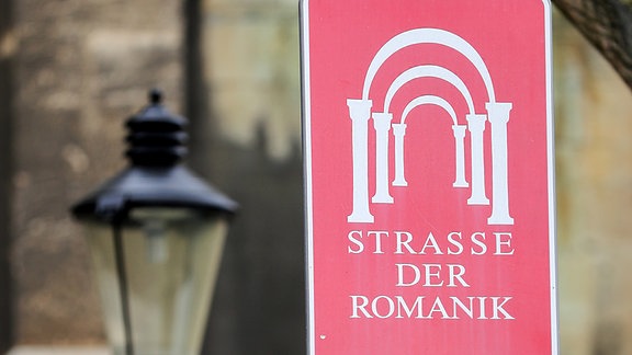  Das Schild «Straße der Romanik» steht vor dem Naumburger Dom.