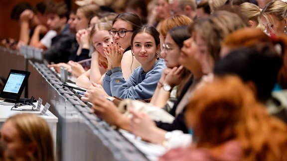 Studenten im großen Hörsaal am Tag der Erstsemesterbegrüßung an der Uni Köln.