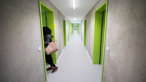 Eine Studentin schaut sich ein Appartement im Studierendenwohnheim in Köln an.