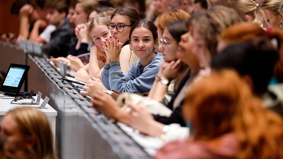 Studenten im großen Hörsaal am Tag der Erstsemesterbegrüßung der Uni Köln