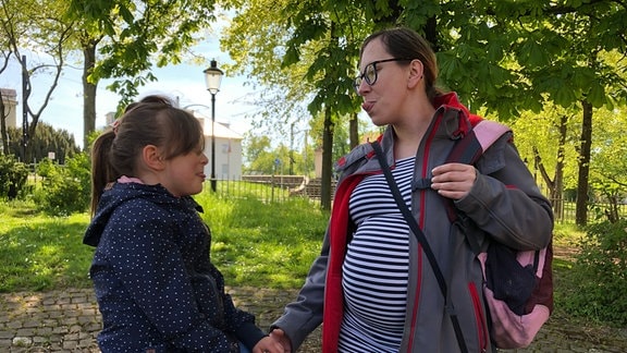 Susi Erbe und ihre Tochter Emily strecken die Zunge heraus. 