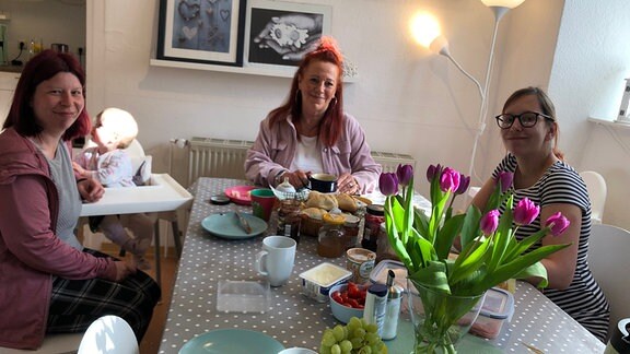 Susi Erbe frühstückt gemeinsam mit Anke Voit und einer weiteren Mutter.