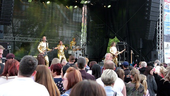 Die Band Tänzchentee auf der Bühne beim Stadtfest in Bernburg