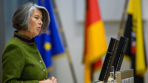 Tamara Zieschang spricht 2022 im Plenarsaal des Landtages zu den Abgeordneten.