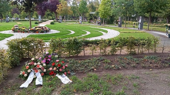 Ein Grab mit frischen Blumen und Trauerschleifen