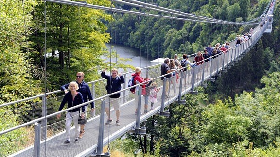 Touristen auf Seilhängebrücke TITAN RT an der Sperrmauer der Rappbodetalsperre bei Elbingerode-Ruebeland, 2018